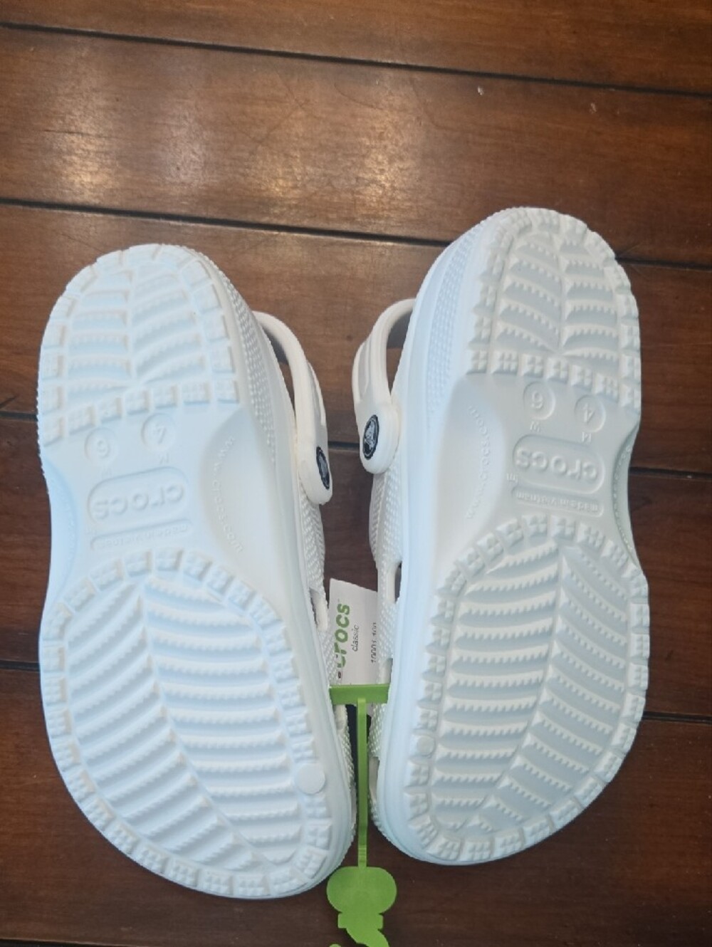 CROCS Classic Clog in White / M 4, W 6 - Picture 7 of 9